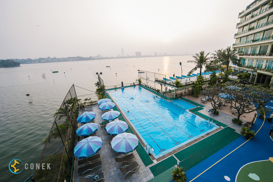 Bể bơi tại khách sạn Hà Nội Club